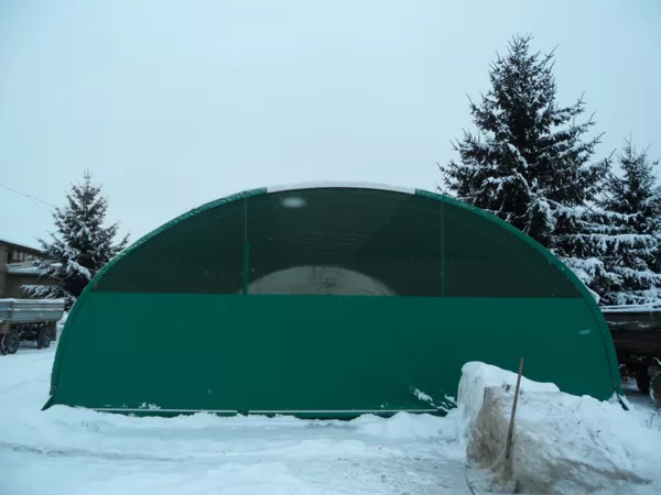 Pilna gala siena ar pret nokrišņu tīklu